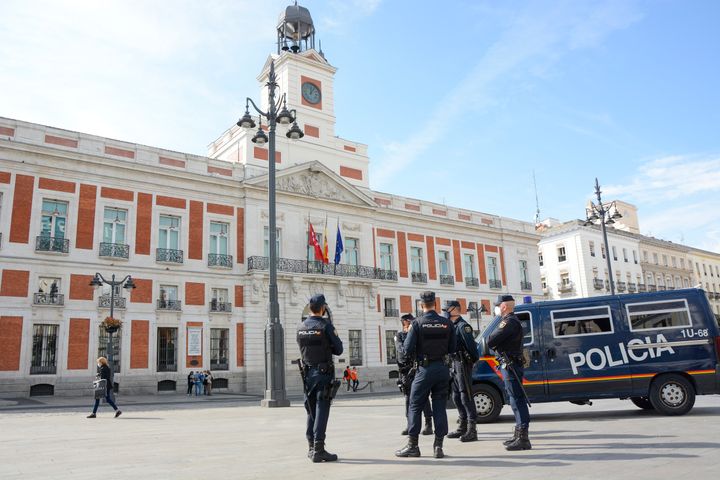 Un grupo de policías en la Puerta del Sol, en Madrid.