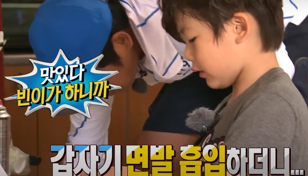 동생을 감싸기 위해 소금 뿌려진 국수를 먹으며