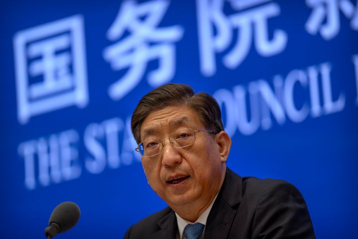 Ο Zeng Yixin, υφυπουργός Υγείας της Κίνας σε συνέντευξη Τύπου που παραχώρησε την Πέμπτη 22 Ιουλίου στο Πεκίνο, απέρριψε κατηγορηματικά την πρόταση του ΠΟΥ για μια δεύτερη φάση έρευνας προς την προσέλευση του κορονοϊού. (AP Photo/Mark Schiefelbein)