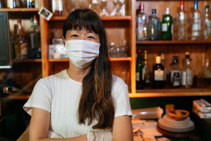 Μία από τις πολύ ευγενικές Γιαπωνέζες που σερβίρουν υπό κανονικές συνθήκες σε μπαρ του Τόκιο. Όμως η πώληση αλκοόλ θα απαγορεύεται, ελέω lockdown, με αποτέλεσμα να σερβίρεται μόνο καφές, τσάι και λοιπά αφεψήματα.