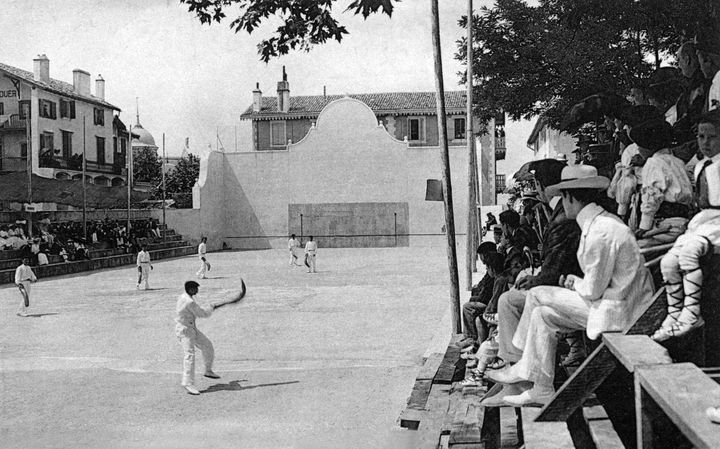 H βασκική πελότα υπήρξε ολυμπιακό άθλημα μόνο στην Ολυμπιάδα του 1900 στο Παρίσι, JUNE 03: Aγώνας βασκικής πελότας στο Saint Jean de Luz (Γαλλία), postcard, c. 1910 (Photo by Apic/Getty Images)