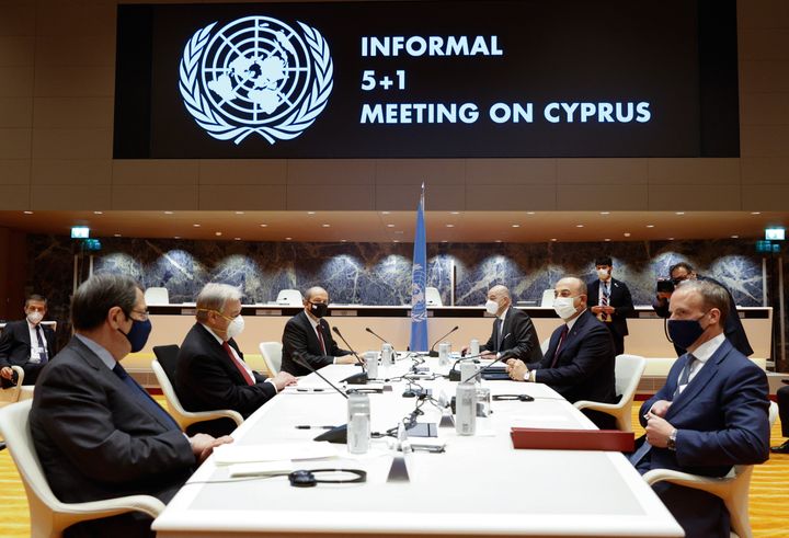 29 Απριλίου 2021, Γενεύη. Ο Τουρκοκύπριος Ερσίν Τατάρ, ο Τούρκος υπουργός Εξωτερικών Μεβλούτ Τσαβούσογλου, ο Βρετανός υπουργός Εξωτερικών Ντόμινικ Ραμπ, ο Έλληνας υπουργός Εξωτερικών Νίκος Δένδιας και ο Πρόεδρος της Κύπρου Νίκος Αναστασιάδης σε συνομιλίες για το Κυπριακό. (Photo by Cem Ozdel/Anadolu Agency via Getty Images)