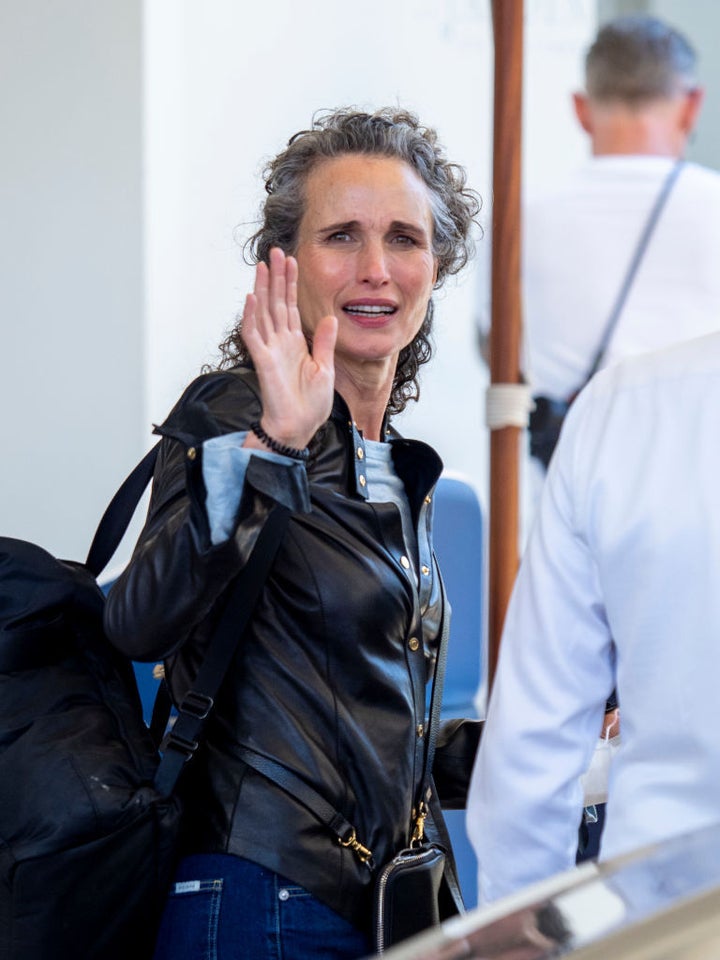 La actriz Andie MacDowell saluda a la prensa al abandonar el hotel de Cannes donde se alojó durante el festival.