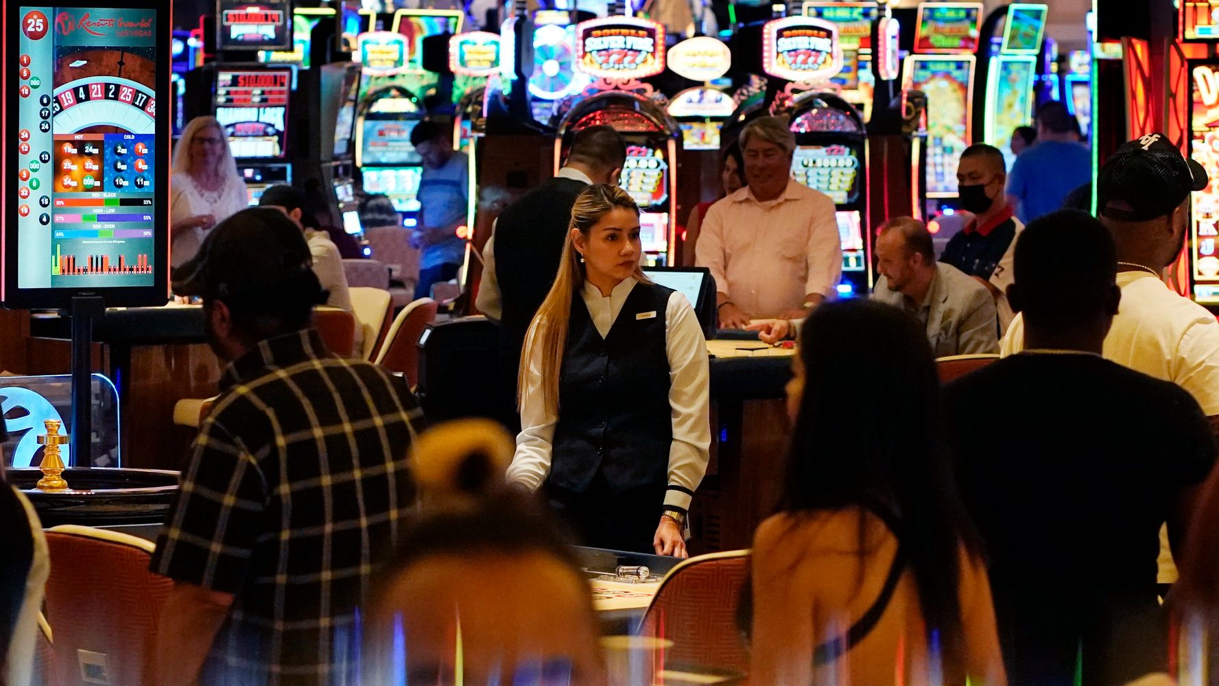 Vegas Workers Required To Mask Up, But Tourists Given Free Pass