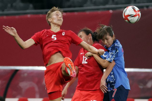 7月21日に開催されたサッカー女子の予選リーグでプレーするクィン選手（左）。試合は1-1で引き分けた