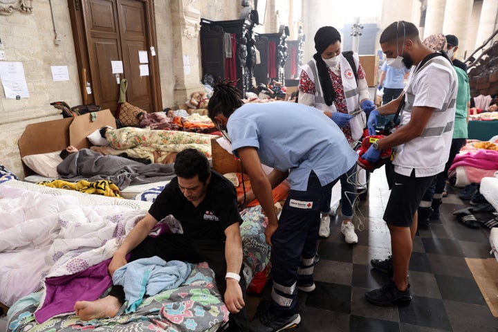 Médicos atienden a un inmigrante durante la huelga de hambre en Bruselas.