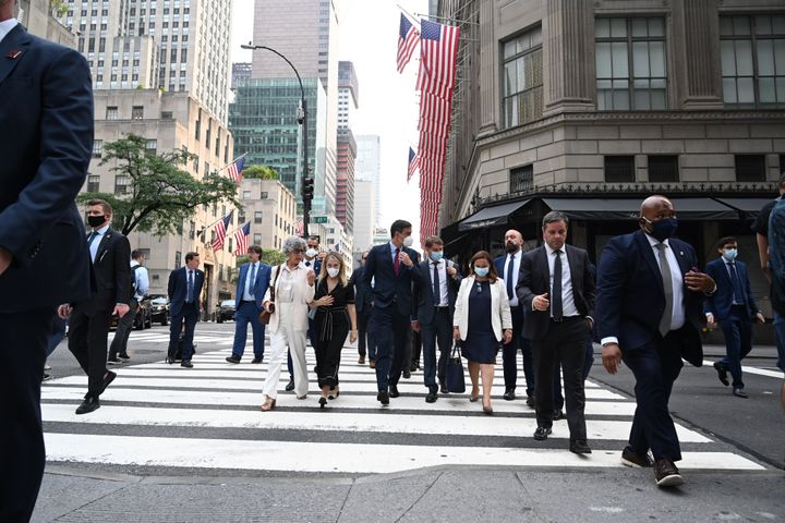El presidente del Gobierno, Pedro Sánchez, camina por las calles de Nueva York.