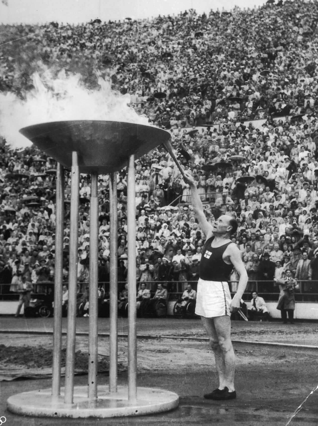 19 Ιουλίου 1952: Ο «χρυσός δρομέας» Paavo Nurmi στην τελετή έναρξης των Ολυμπιακών Αγώνων στο Ελσίνκι.