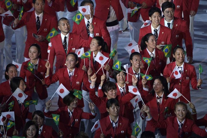 2016年のリオオリンピック開会式入場パレードで、旗を振る日本の選手団（2016年8月5日）
