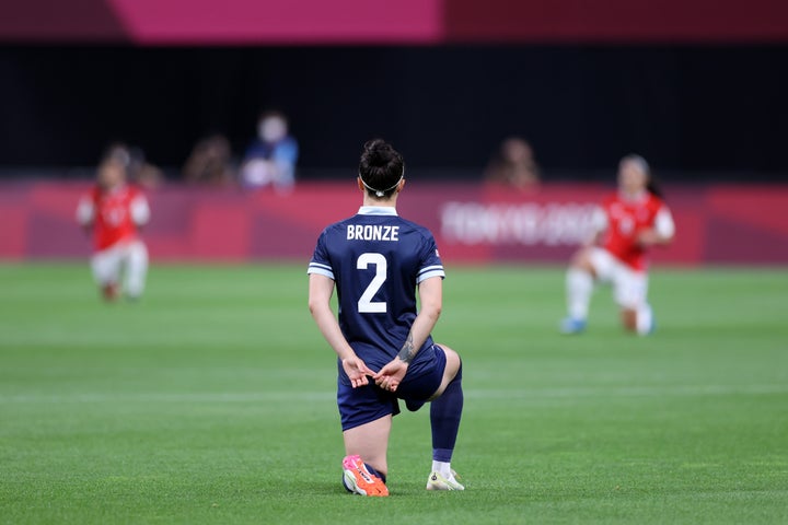 La jugadora británica Lucy Bronze arrodillada en apoyo al Black Lives Matter.