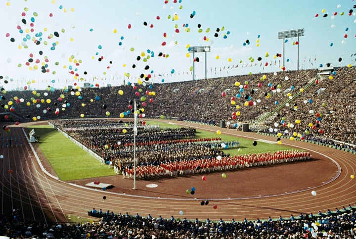 1964年の東京五輪開会式の様子