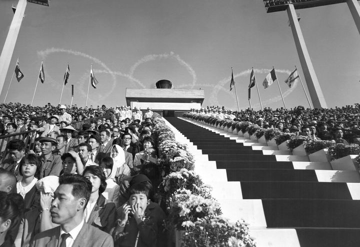 1964年の東京五輪開会式の様子
