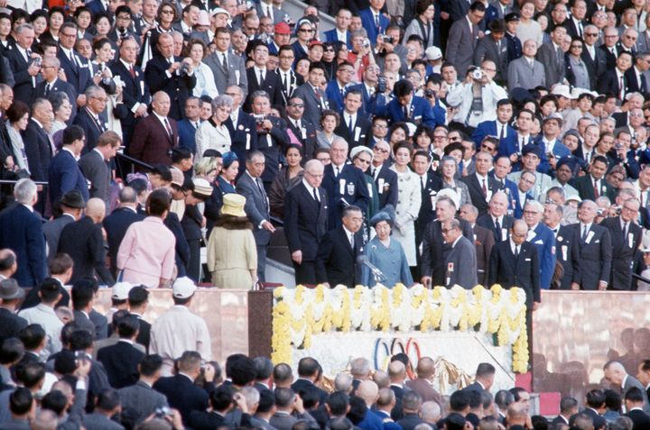 東京五輪の開会式に出席される天皇、皇后両陛下。皇太子ご夫妻をはじめ皇室関係者も出席。天皇陛下の後方はブランデージIOC会長（東京都・国立競技場）