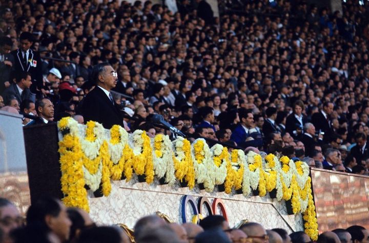 午後2時58分、昭和天皇が「第18回近代オリンピアードを祝い、ここにオリンピック東京大会の開会を宣言します」と、開会宣言。