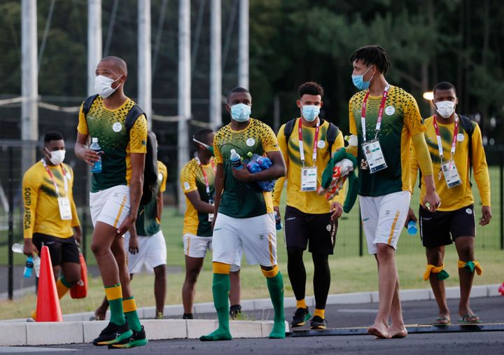 Μέλη της αποστολής της ποδοσφαιρικής ομάδας της Ν. Αφρικής στο Τόκιο (Kyodo News via AP)