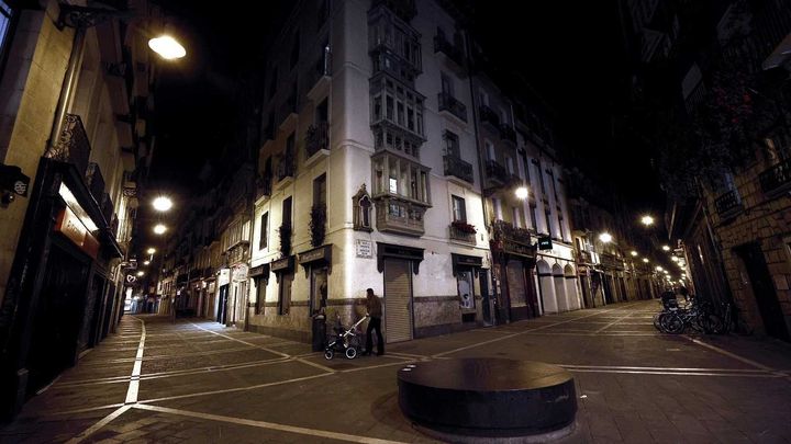 El casco Viejo de Pamplona durante una noche de mayo bajo el toque de queda.