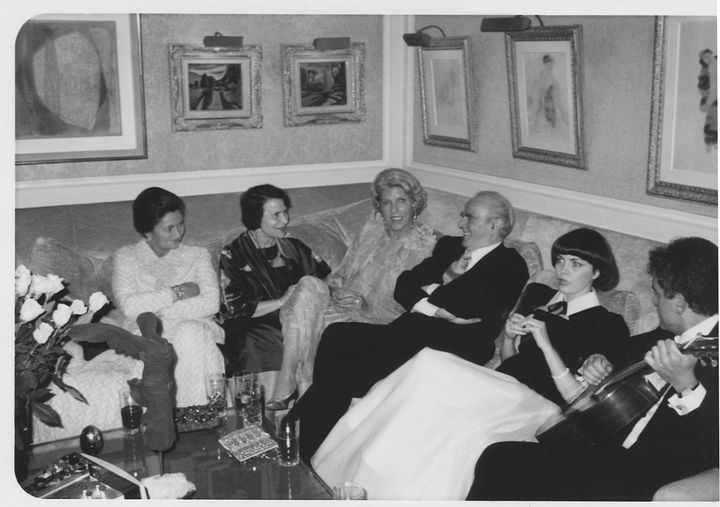 Μια εκλεκτή παρέα: Γκυ Μπεάρ, Μιρέιγ Ματιέ, Κωνσταντίνος Καραμανλής, Ελένη Αρβελέρ, Σιμόν Βέιλ·στο σπίτι της Κλωντ Πομπιντού