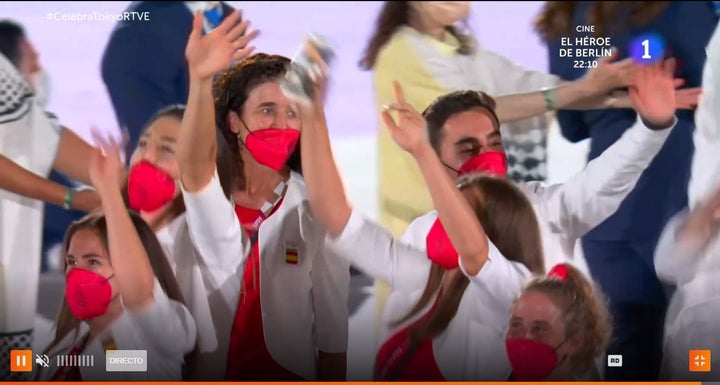 Los deportistas españoles, en el desfile de Tokio.