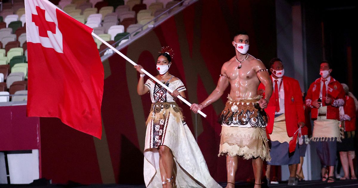 トンガの旗手、民族衣装に注目が集まる。平昌やリオ大会にも出場していた【オリンピック開会式】