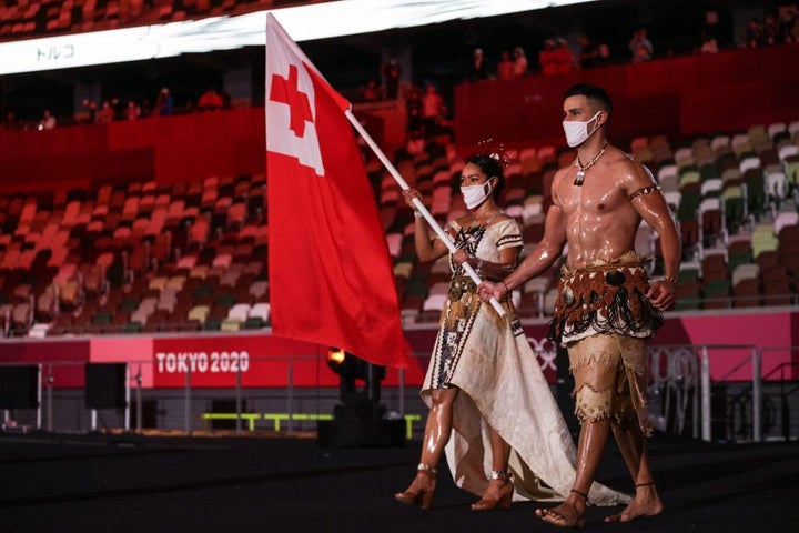 Pita Taufatofua, abanderado de Tongo, en la ceremonia de inauguración de los Juegos Olímpicos de Tokio.