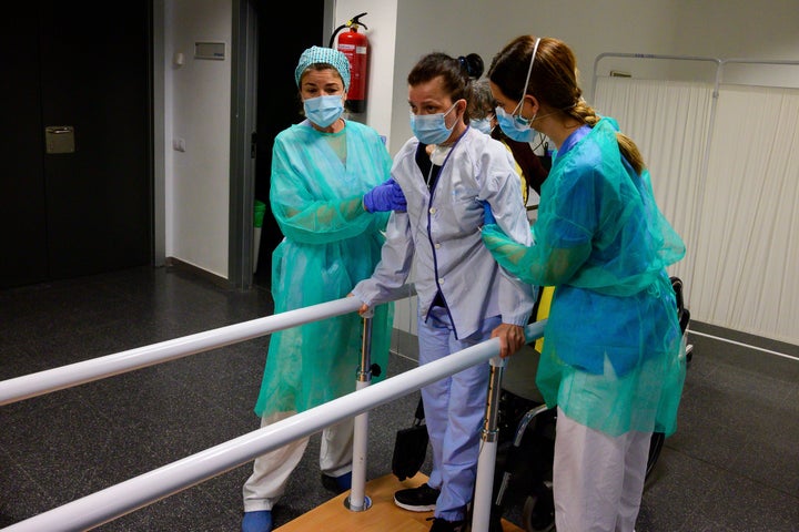 Una paciente que pasó el covid se ejercita con la ayuda de fisioterapeutas en el Hospital Puerta del Hierro de Madrid, en mayo de 2020.