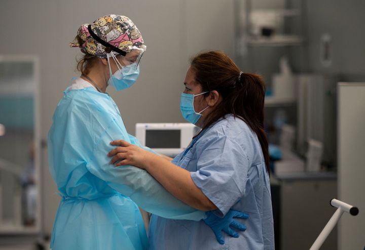  Una paciente de covid asiste a una sesión de fisioterapia en el Hospital Isabel Zendal de Madrid, en abril de 2021. 