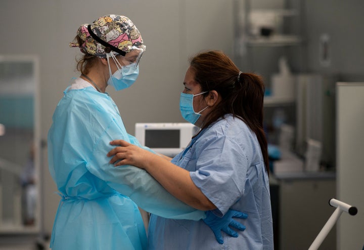Una paciente de covid asiste a una sesión de fisioterapia en el Hospital Isabel Zendal de Madrid, en abril de 2021.