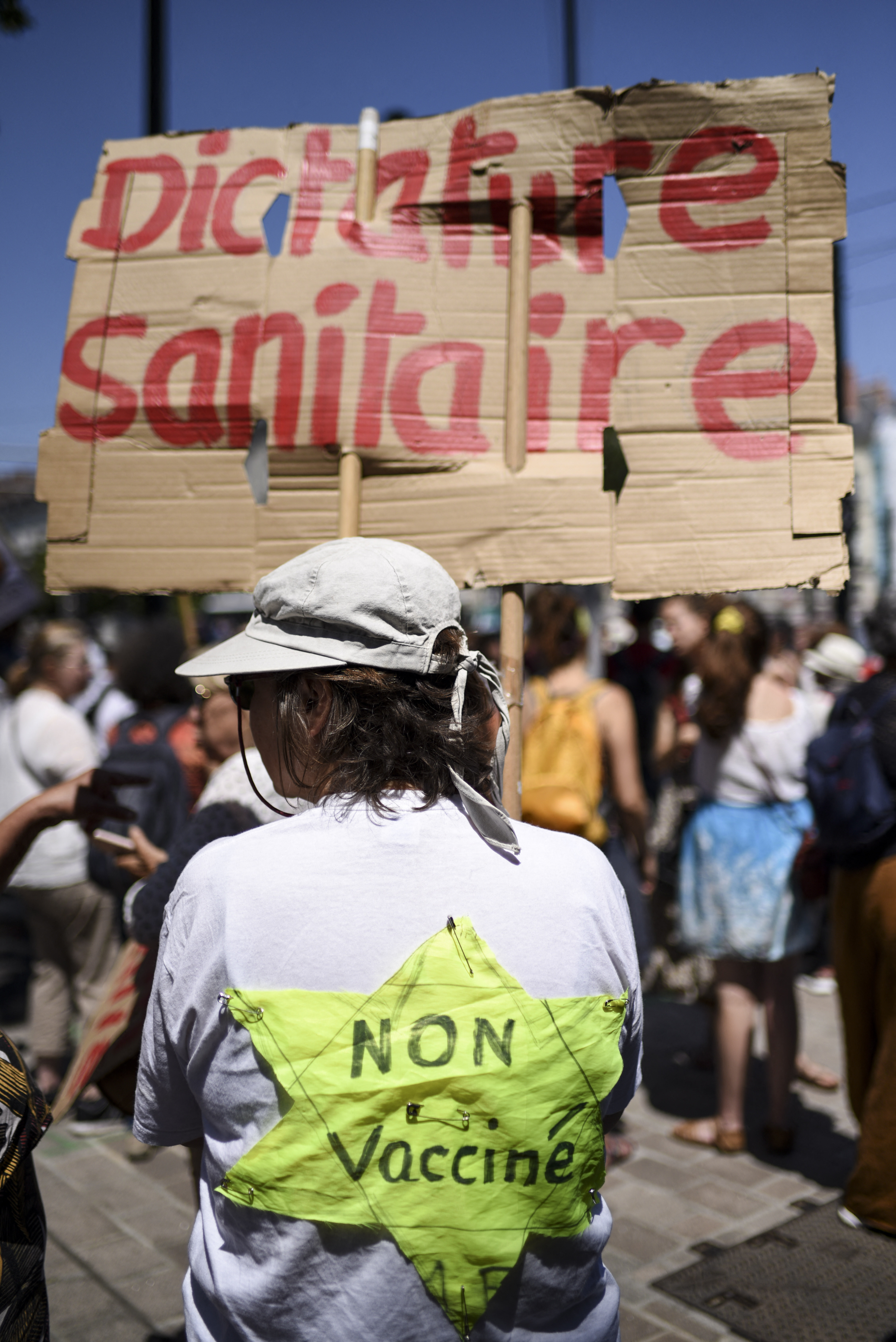 Manifestation anti-pass sanitaire: les références à la Shoah, reflet de la "déstructuration de la politique"