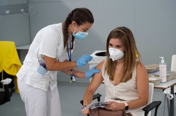 Una joven recibe la vacuna en Madrid