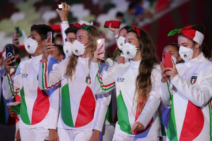 La delegación de deportistas italianos en la inauguración de los Juegos Olímpicos de Tokio.