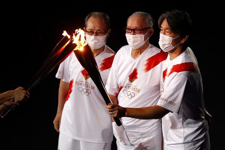 聖火を運ぶ、王貞治さん、長嶋茂雄さん、松井秀喜さん（左から）