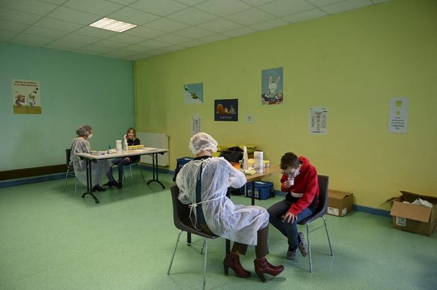 Photo d'illustration prise lors d'un test salivaire dans une école, le 1er mars 2021. (Photo by SEBASTIEN BOZON / AFP)