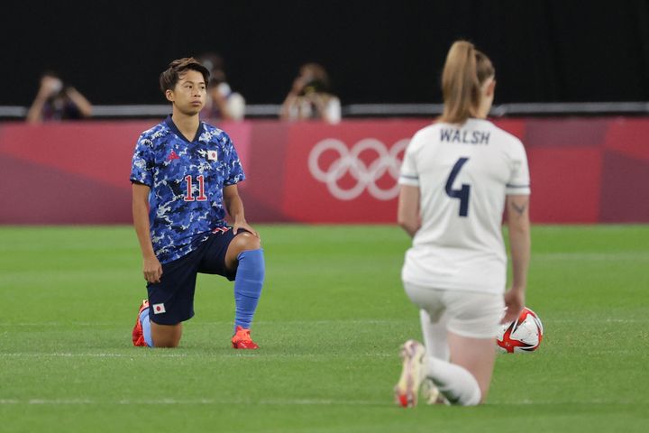 試合前に片膝をつく田中美南選手