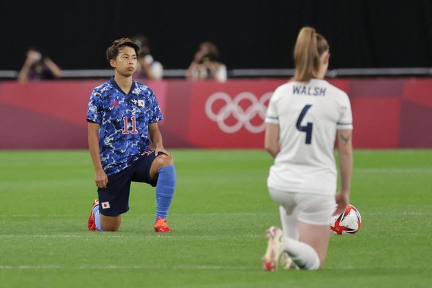7月24日、試合前に片膝をつくサッカー女子日本代表の田中美南選手