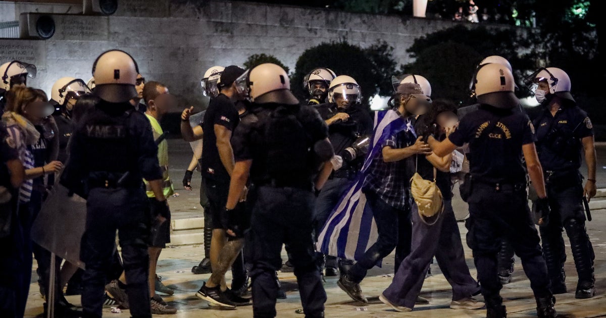 Σύνταγμα: 25 προσαγωγές μετά την επεισοδιακή συγκέντρωση αντιεμβολιαστών - Vimarsana News