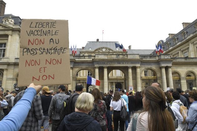 Photo d'illustration prise le 17 juillet 2021 pendant une manifestation devant le Conseil d'État contre le pass sanitaire (Photo by Bertrand GUAY / AFP)