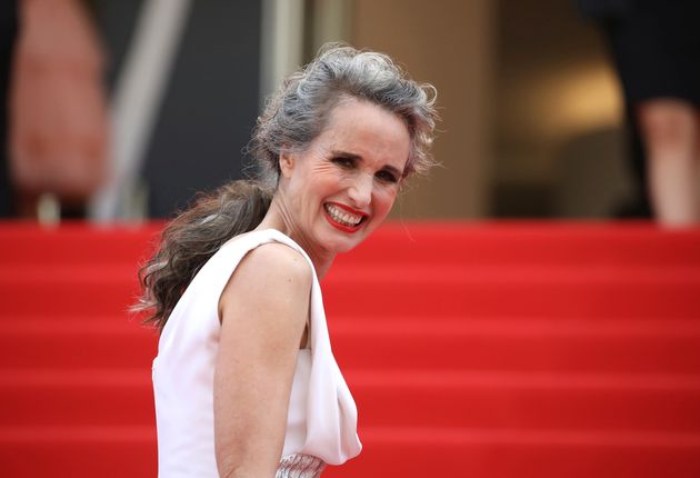 Andie MacDowell le 7 juillet 2021 sur le tapis rouge du Festival de Cannes. (Photo by Vianney Le Caer/Invision/AP)