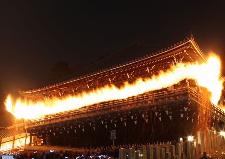 東大寺二月堂の「修二会（しゅにえ）」で「お水取り」のため欄火の粉を散らしながら欄干を行く長さ約8メートルの「かご松明」（奈良市）