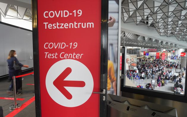 Photo d'illustration: un panneau indiquant un centre de test à l'aéroport de Francfort en Allemagne, le 17 juillet 2021. 