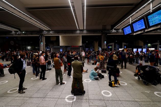 Photo prise dimanche 25 juillet dans la soirée à la Gare Montparnasse, où le trafic des TGV a été perturbé par un accident dramatique sur un chantier francilien