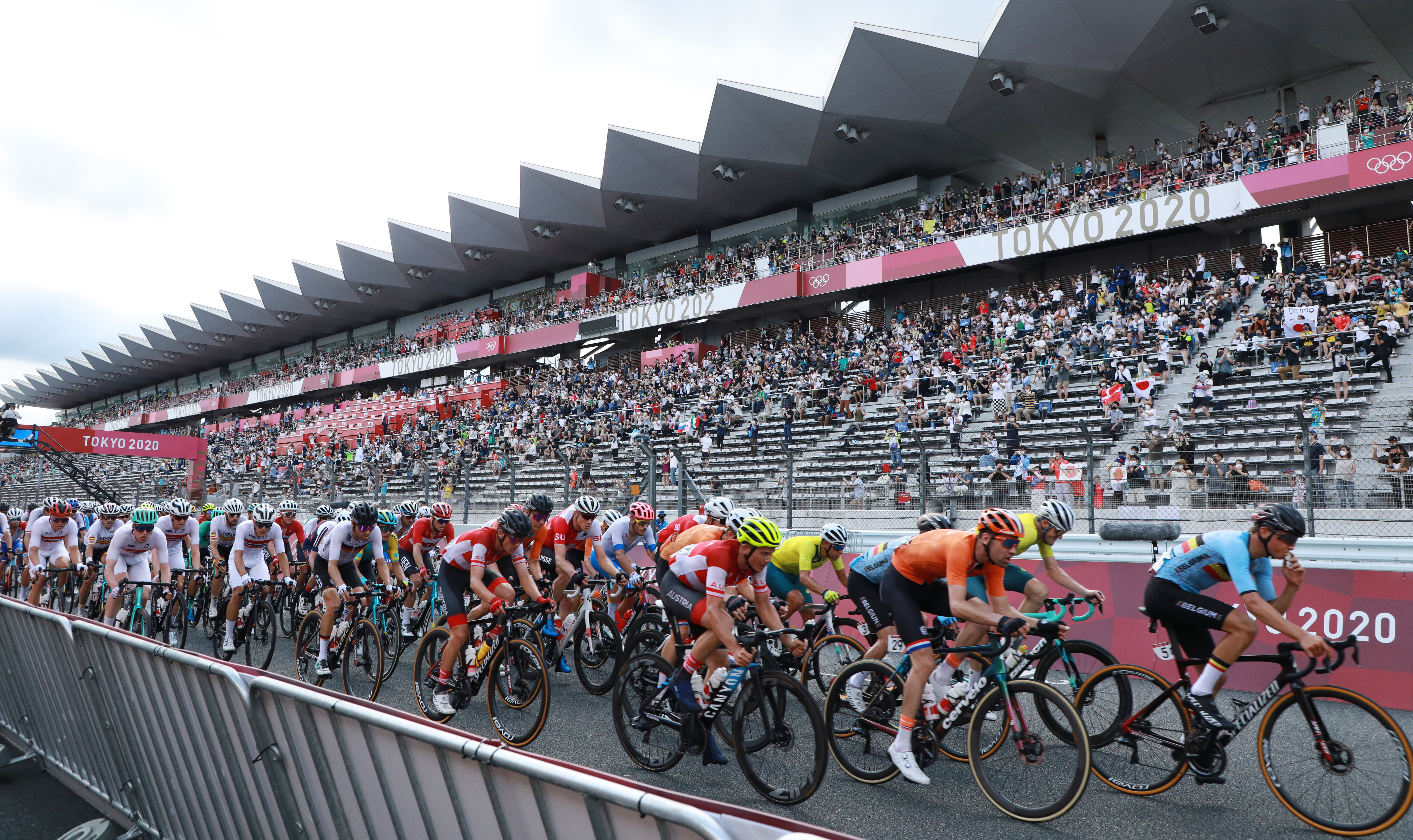 めっちゃ日本らしい。自転車ロードレースの写真に注目集まる【画像 