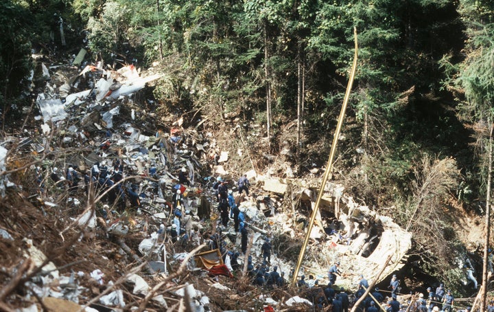 機体の残骸が散乱する日航ジャンボ機の墜落事故現場（群馬・上野村の御巣鷹の尾根）＝1985年8月15日撮影