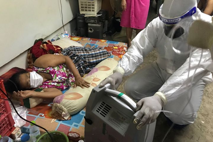 Δοκιμάζεται το σύστημα υγείας της Ταϊλάνδης με το νέο κύμα κορονοϊού που πλήττει τη χώρα. (AP Photo/Tassanee Vejpongsa)