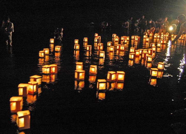 事故発生から21年になるのを前に、遺族らがメッセージを託し、灯籠流しをした（群馬・上野村の神流川）＝2006年8月11日撮影