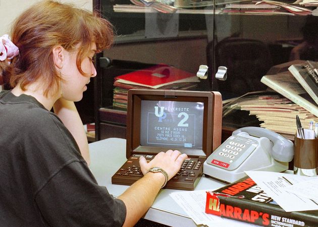 Photo d'illustration d'une étudiante s'informant par Minitel, le 3 juillet 1989 à Paris