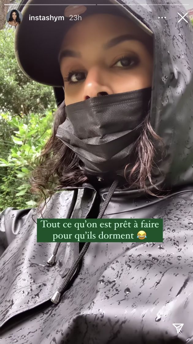 Shy'm tente d'endormir son bébé sous la pluie