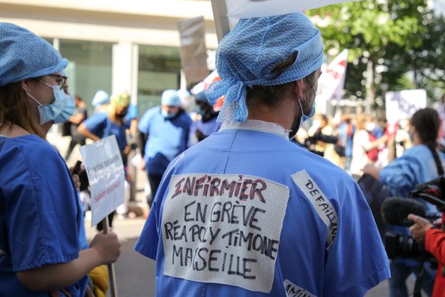 MARSEILLE, FRANCE - 2021/05/11 : Un infirmier portant une pancarte réclamant des salaires lors de la manifestation. Les infirmiers en soins intensifs ont manifesté dans plusieurs villes de France pour demander de meilleures conditions de travail et une augmentation de leurs salaires, la pandémie de Covid ayant augmenté leur charge de travail. (Photo de Denis Thaust/SOPA Images/LightRocket via Getty Images)