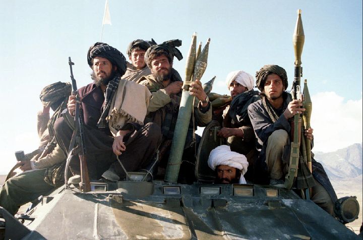 Ένοπλοί, μέλη του "κινήματος ισλαμιστών Ταλιμπμάν φοιτητών" (περίπου το 2000). 