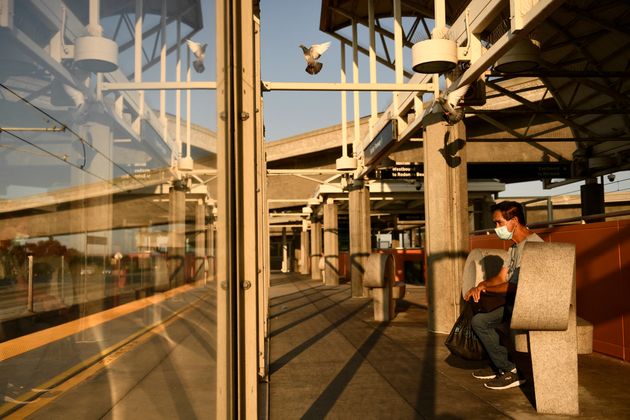 Un voyageur à l'aéroport de Los Angeles, en Californie, le 16 juillet 2021.