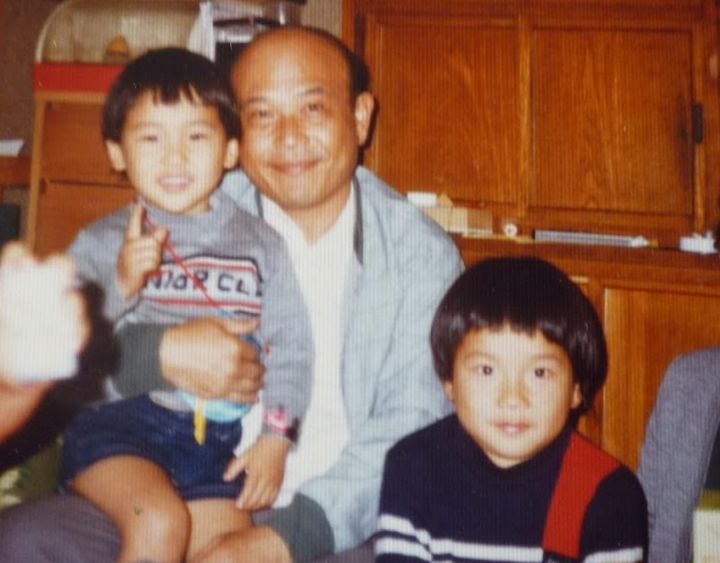 （右から）山本昌由さん、父謙二さん、弟康正さん